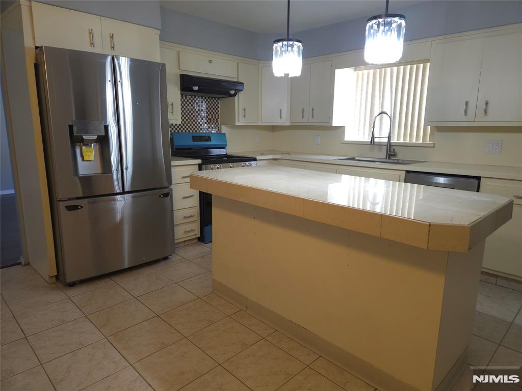 385 Westervelt Place