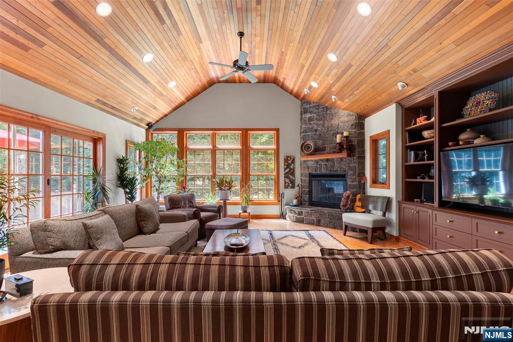 565 Dorchester Drive