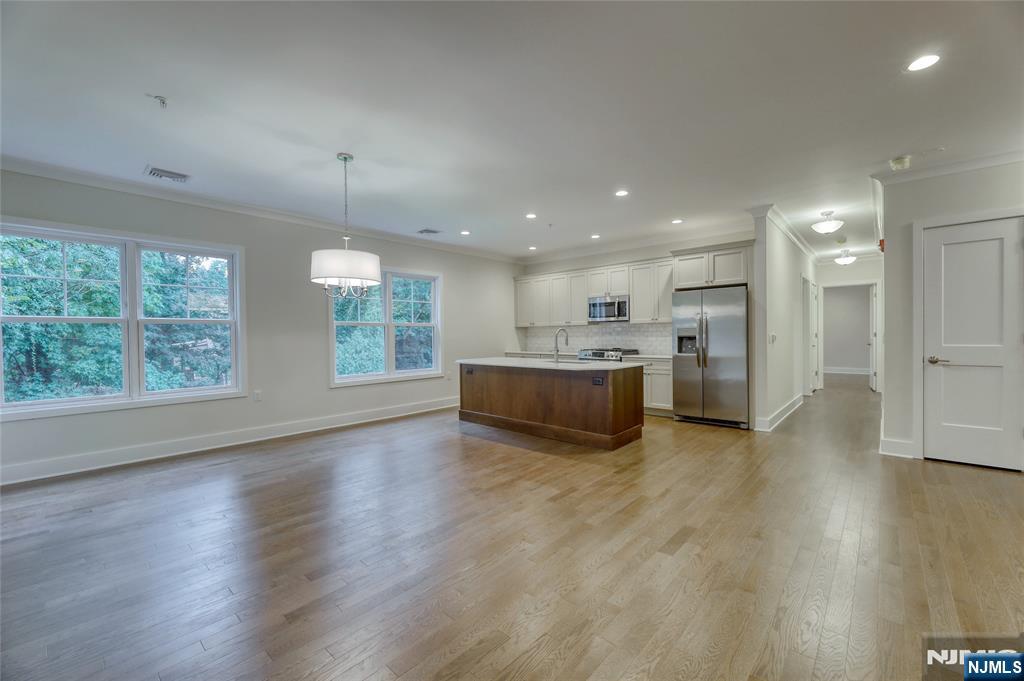 15-27 Royal Avenue 210