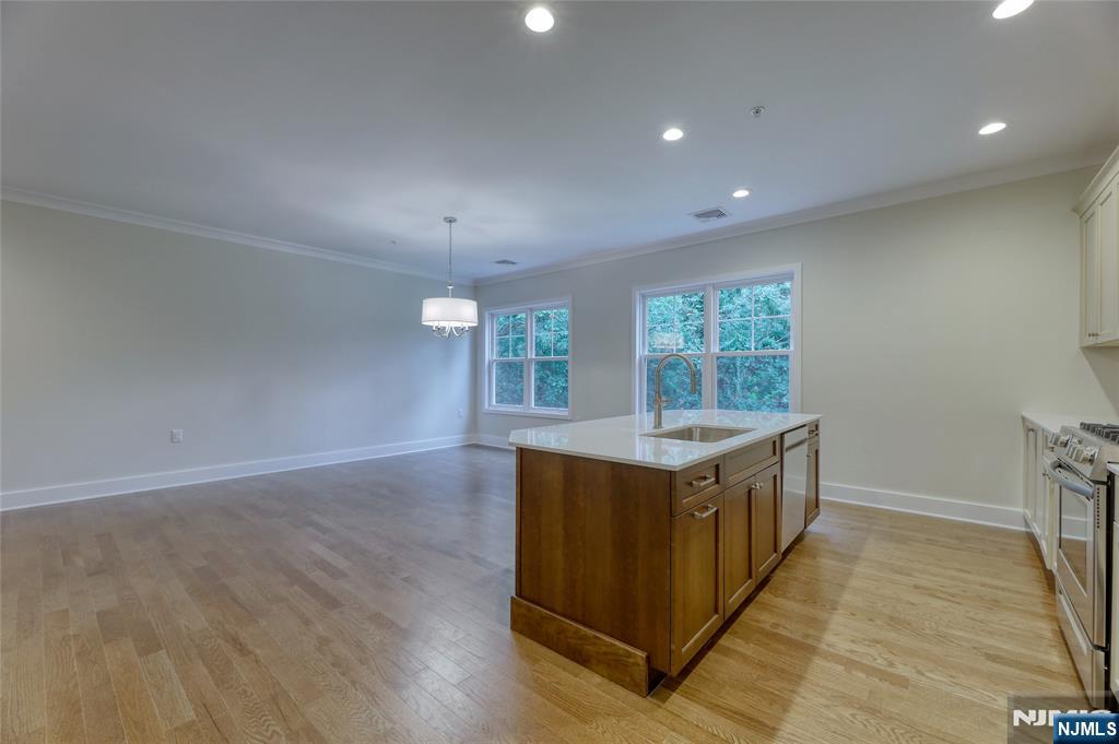 15-27 Royal Avenue 210