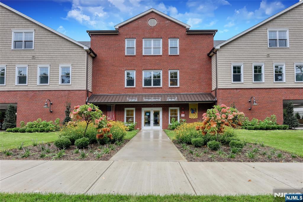 15-27 Royal Avenue 210