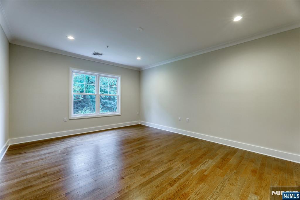 15-27 Royal Avenue 210