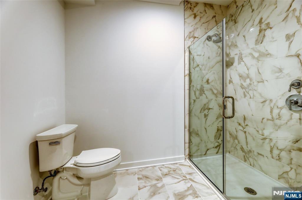 15-27 Royal Avenue 210