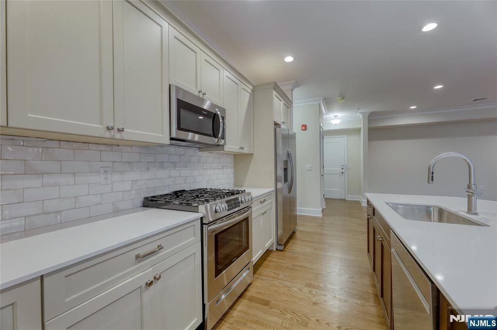 15-27 Royal Avenue 210