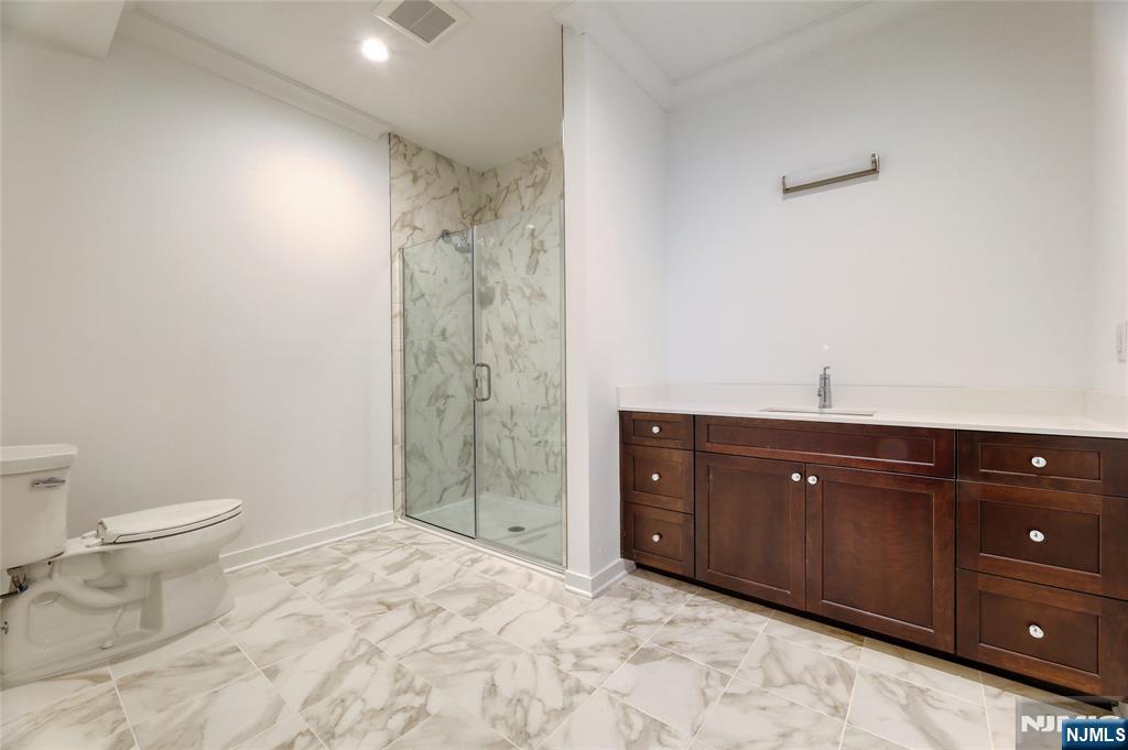 15-27 Royal Avenue 210