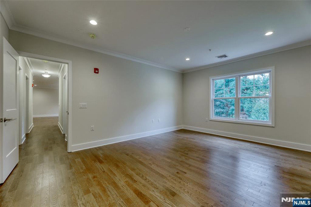 15-27 Royal Avenue 210