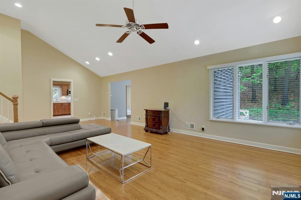 787 Winding Way