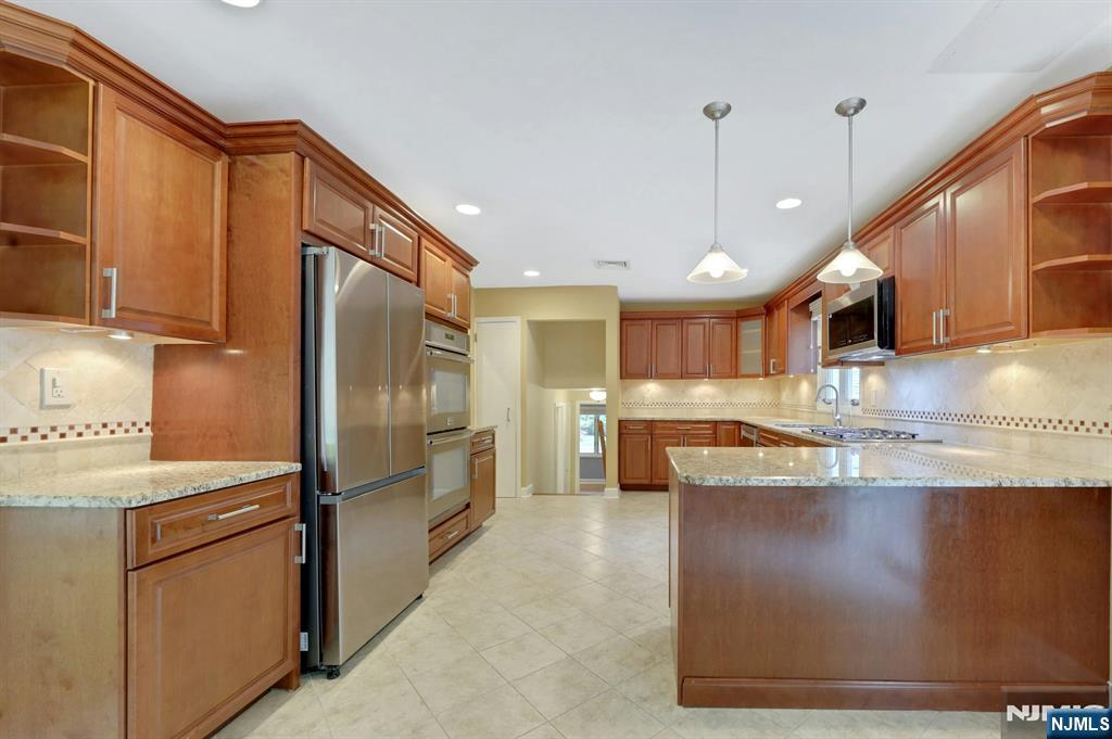 787 Winding Way
