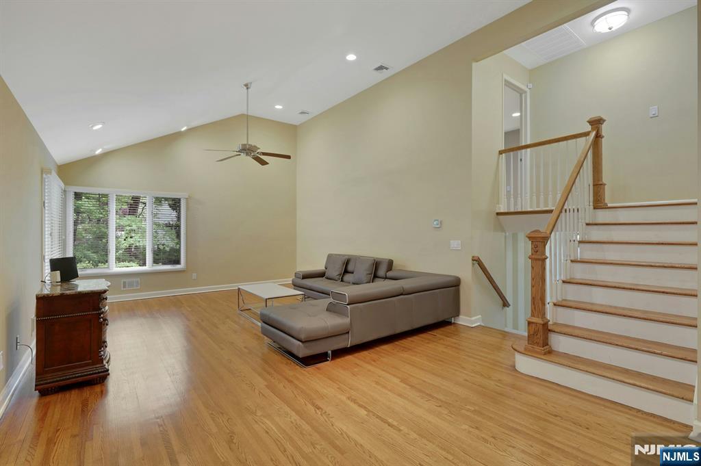 787 Winding Way