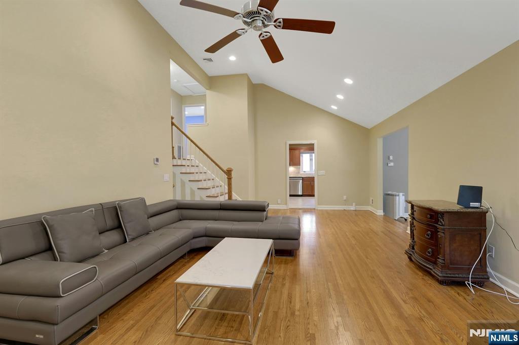 787 Winding Way