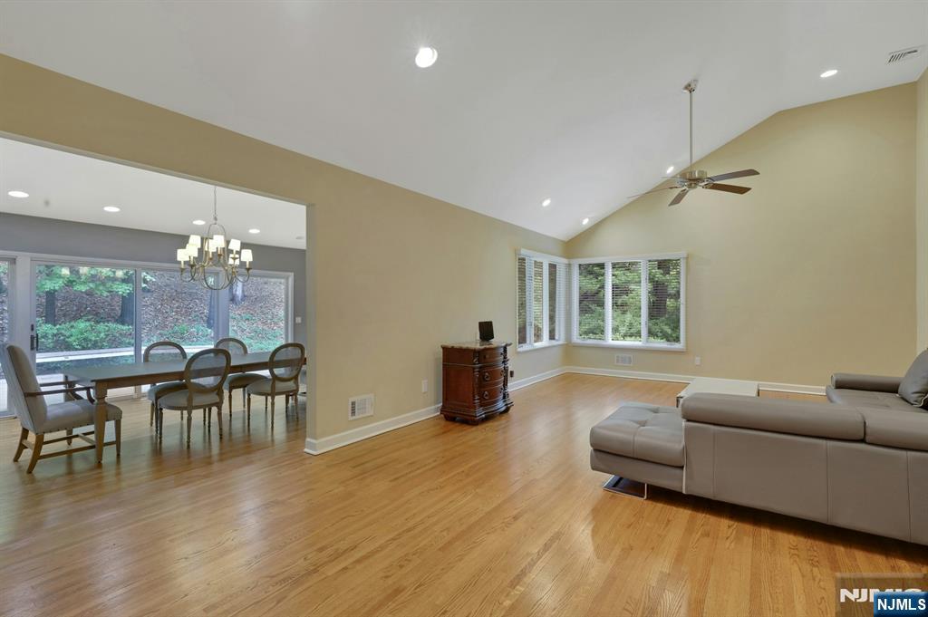 787 Winding Way