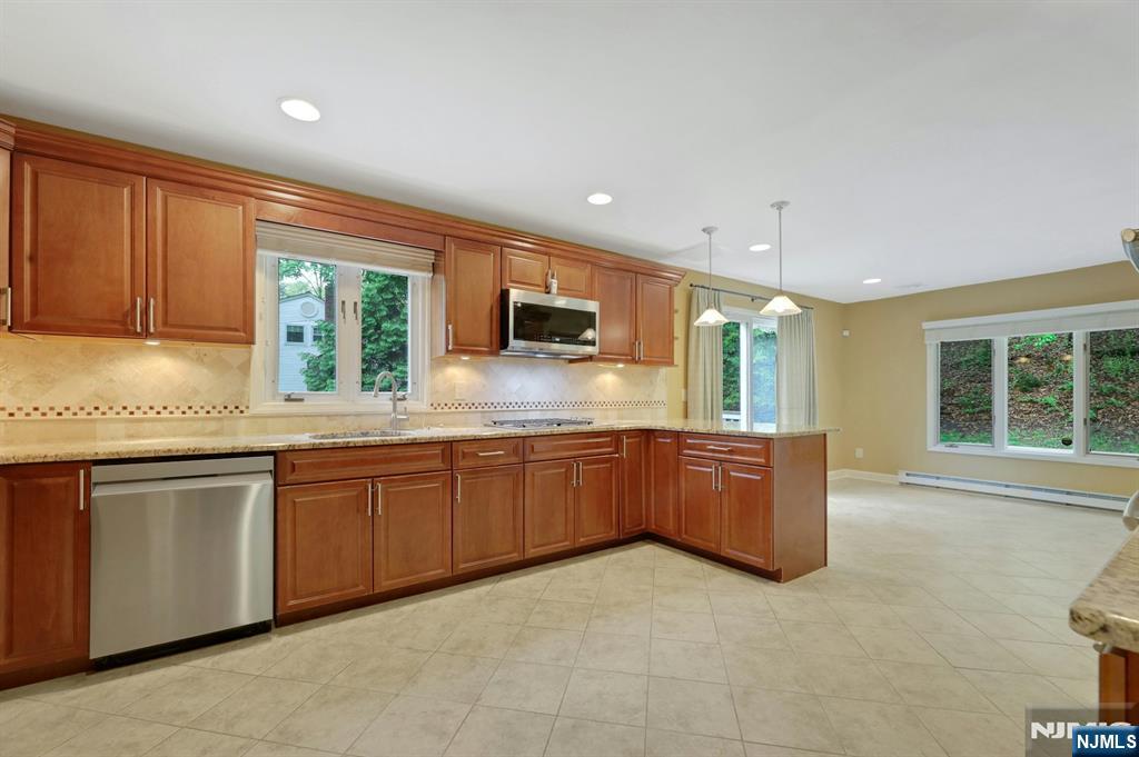 787 Winding Way