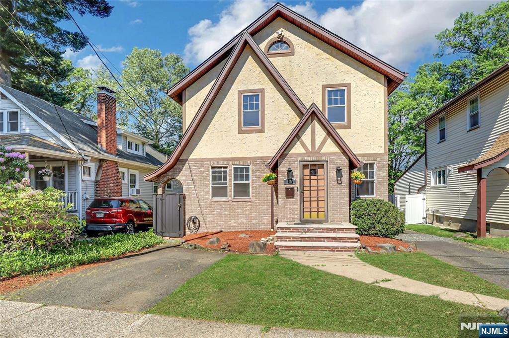 6 Colonial Court