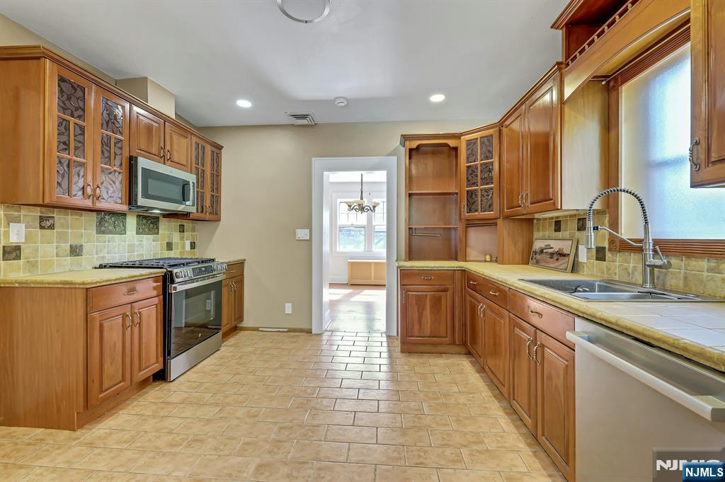 6 Colonial Court