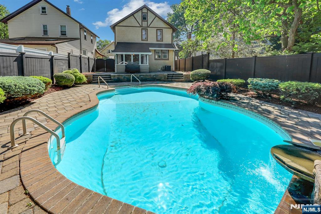 6 Colonial Court