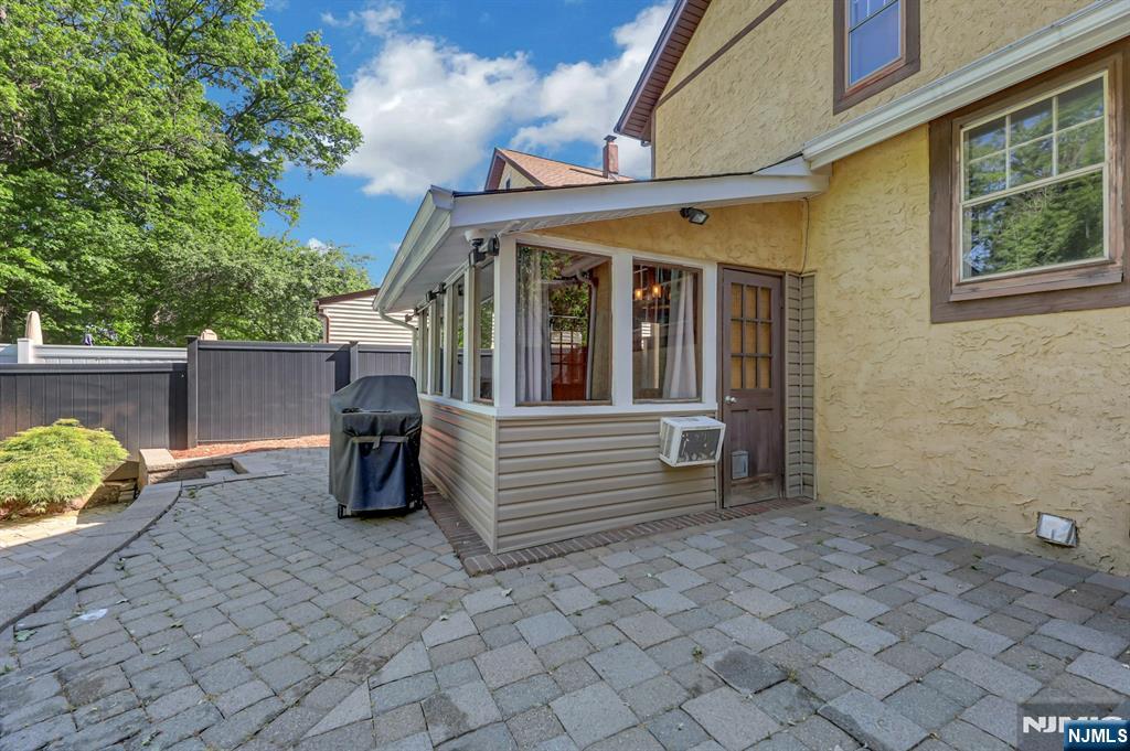 6 Colonial Court