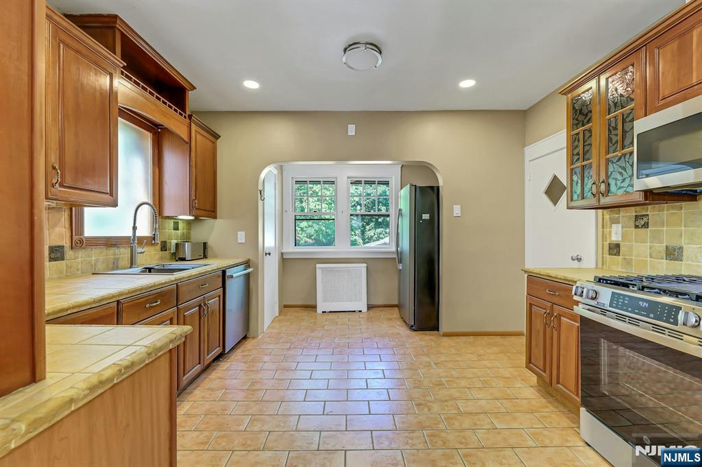 6 Colonial Court