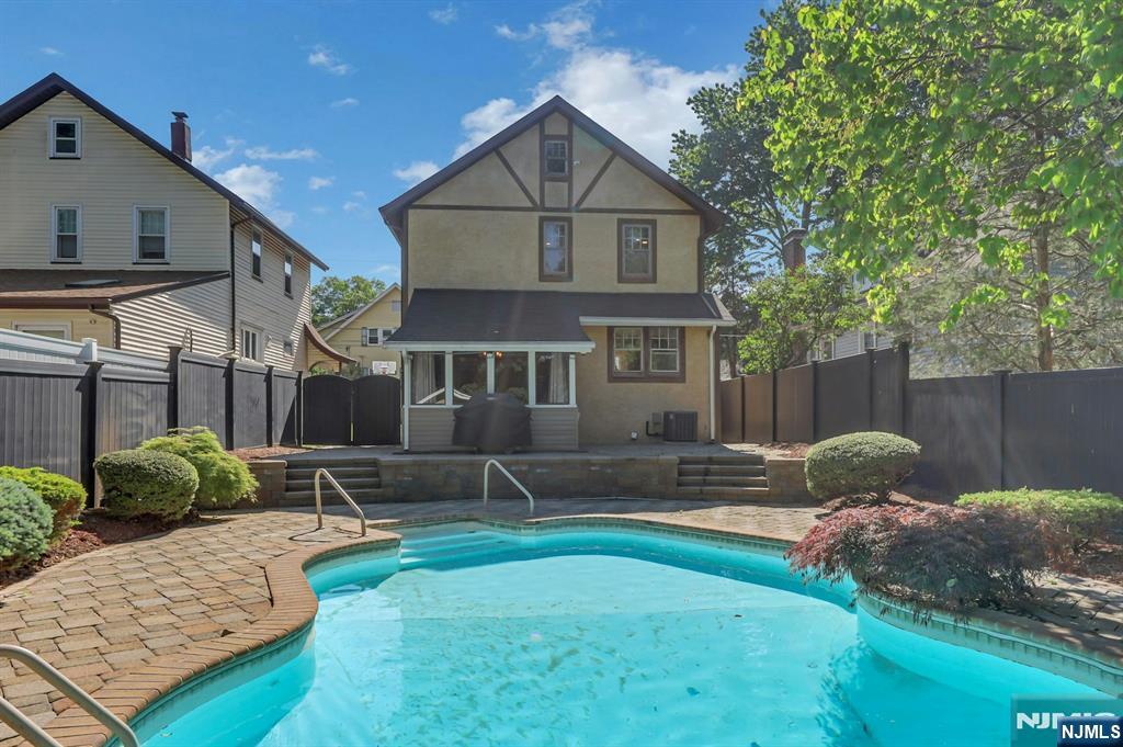 6 Colonial Court