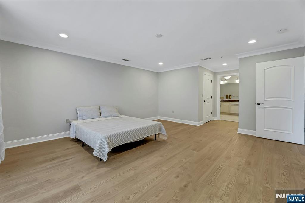 2307 The Plaza none