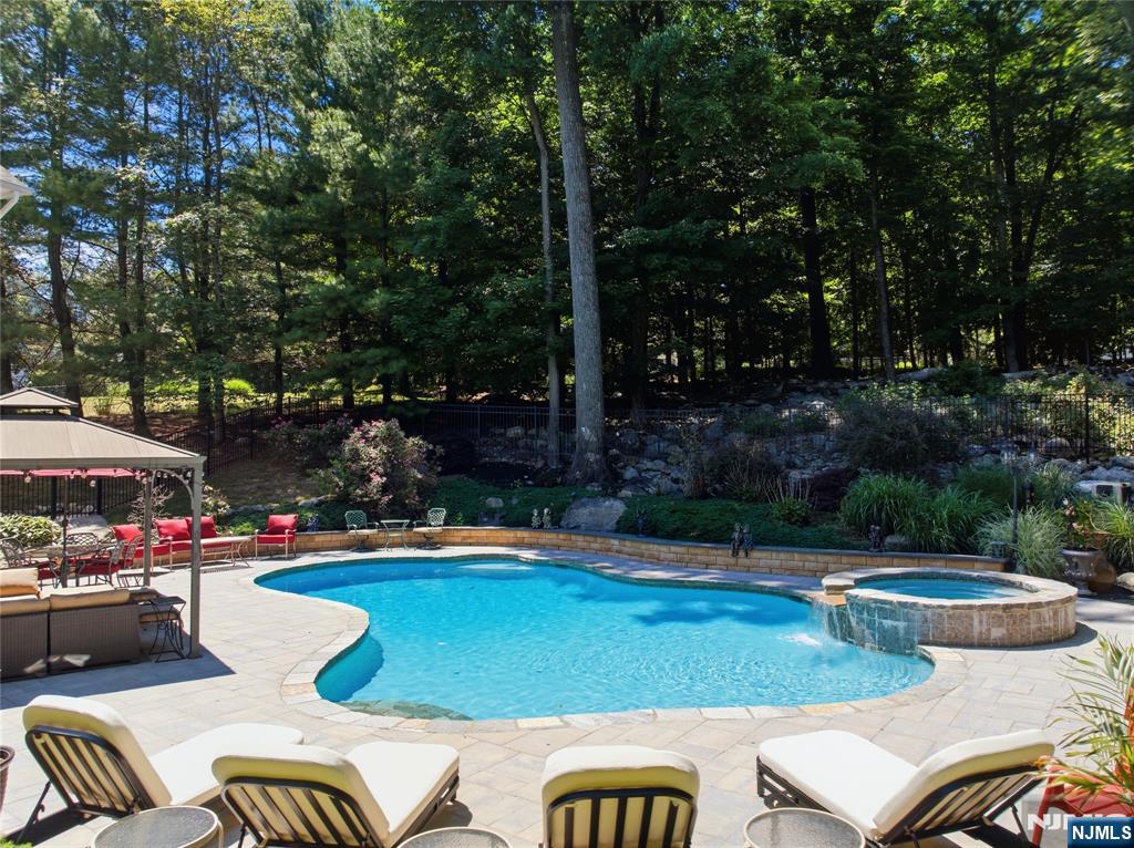 525 Kings Point Trail