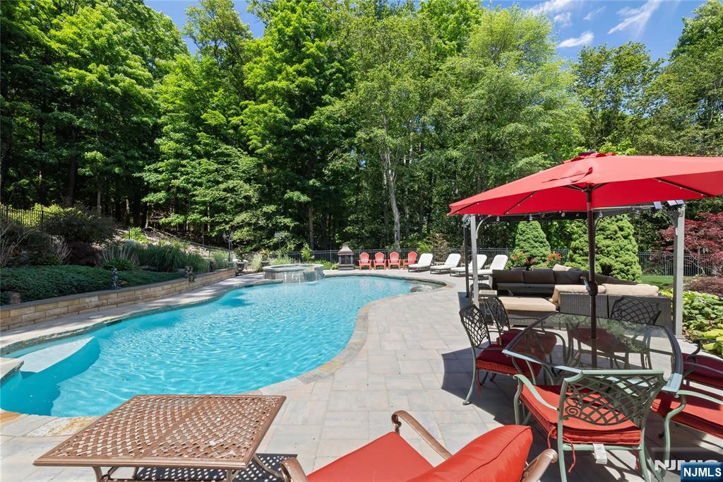 525 Kings Point Trail