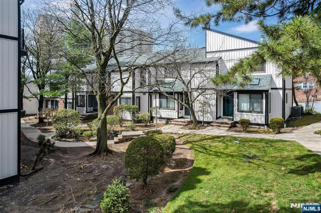 1537 John Street 7