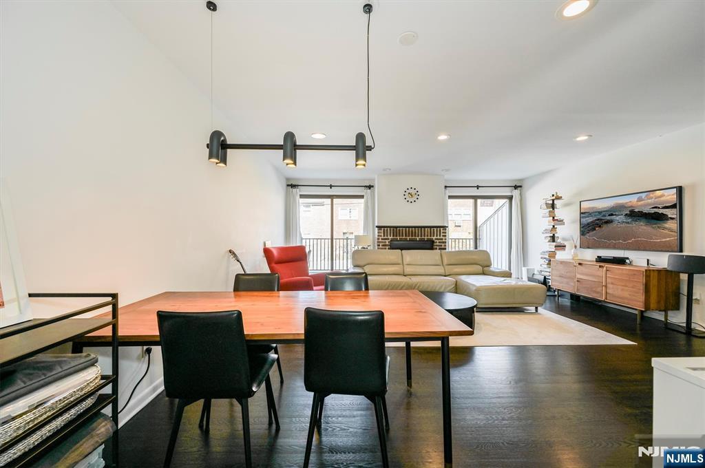 1537 John Street 7