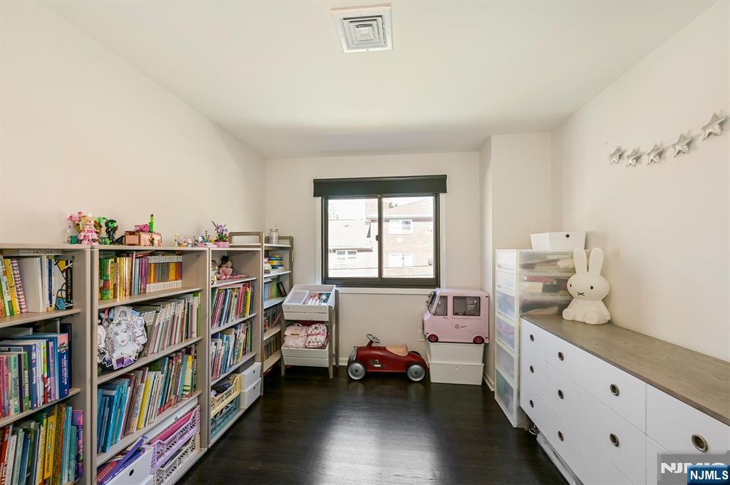 1537 John Street 7