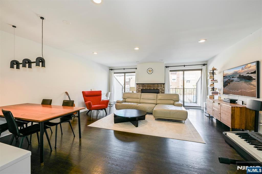 1537 John Street 7