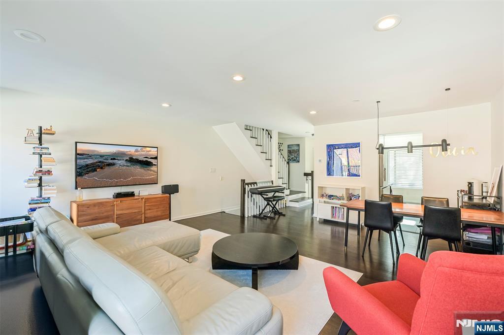 1537 John Street 7