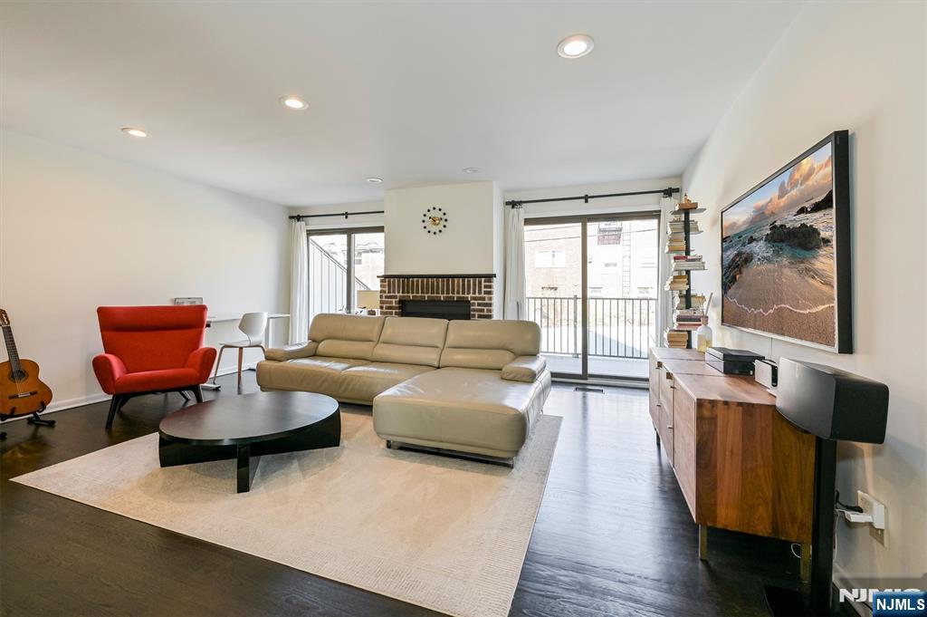 1537 John Street 7