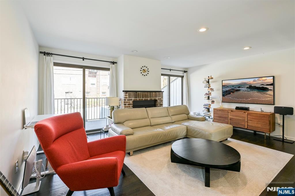 1537 John Street 7
