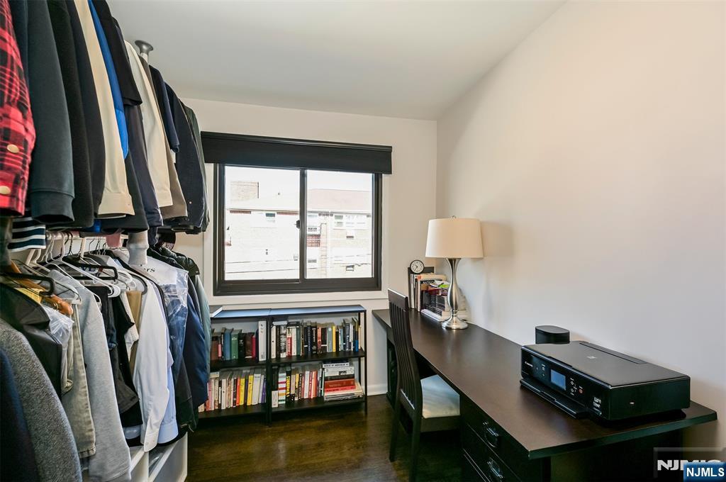 1537 John Street 7