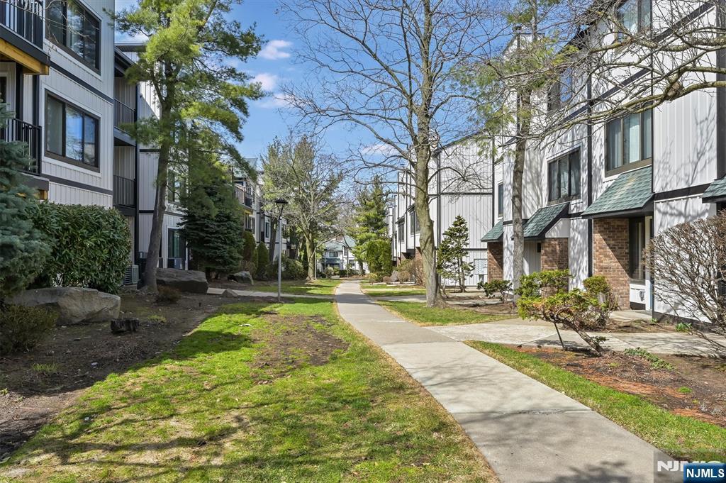 1537 John Street 7