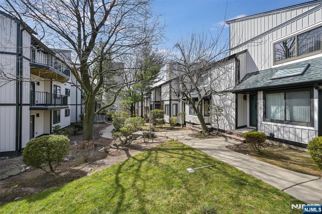 1537 John Street 7