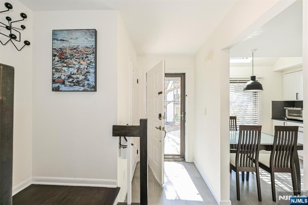 1537 John Street 7