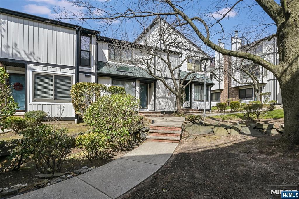 1537 John Street 7