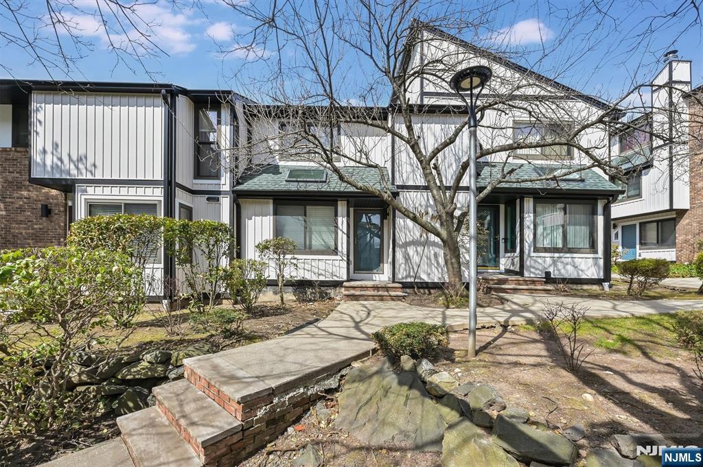 1537 John Street 7