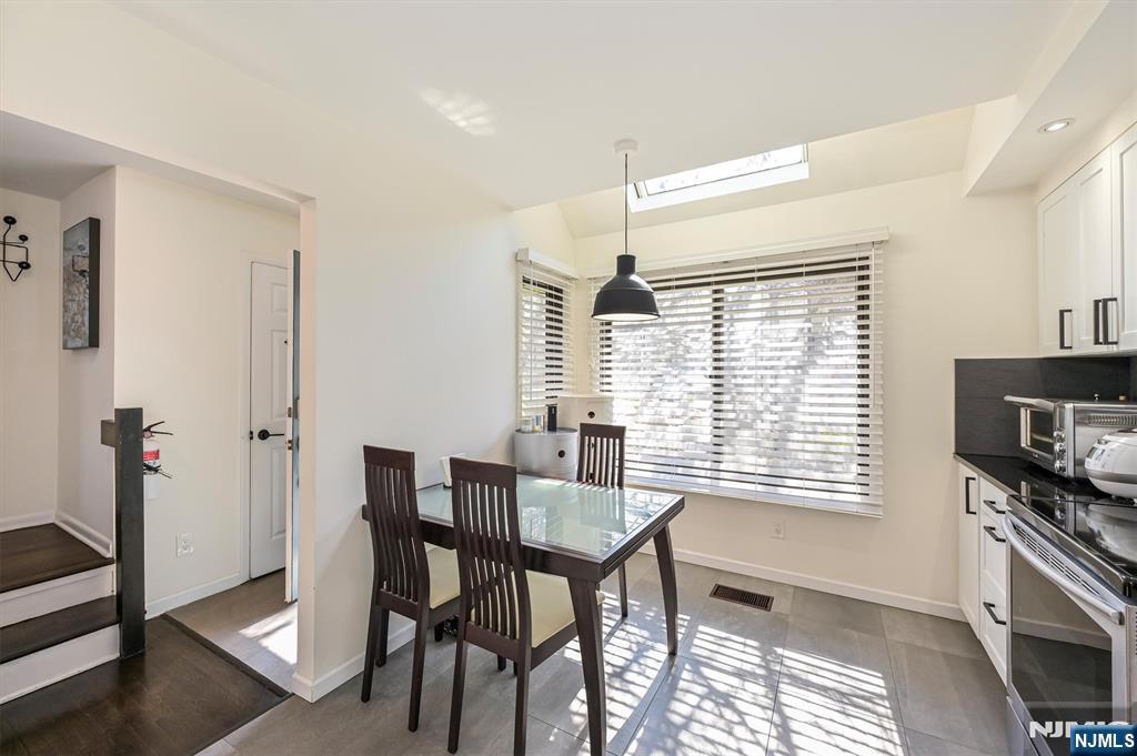 1537 John Street 7