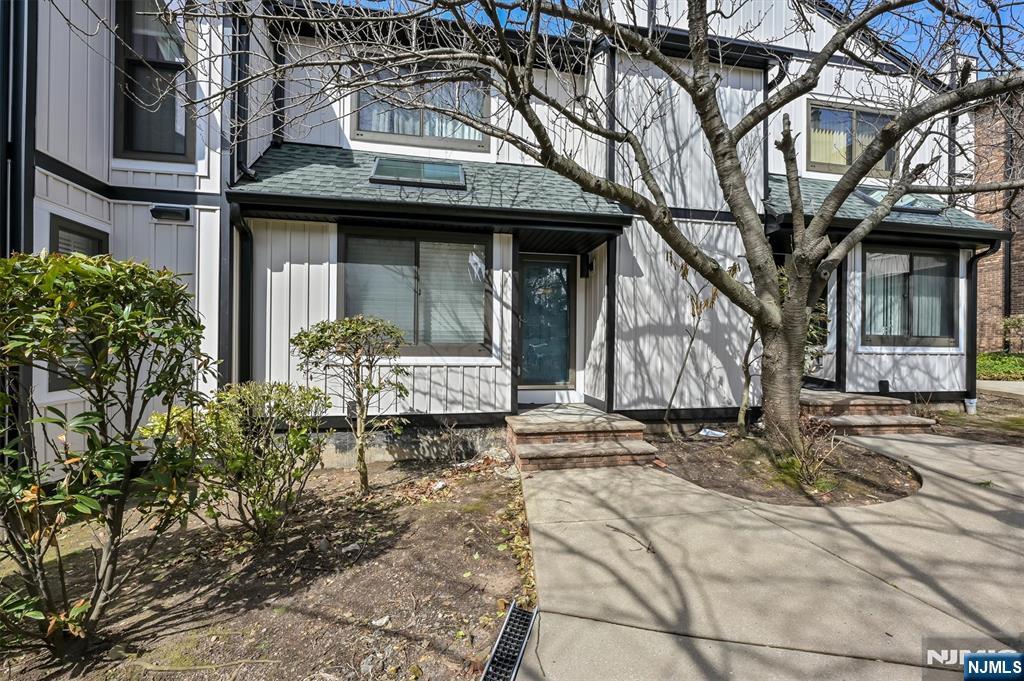 1537 John Street 7