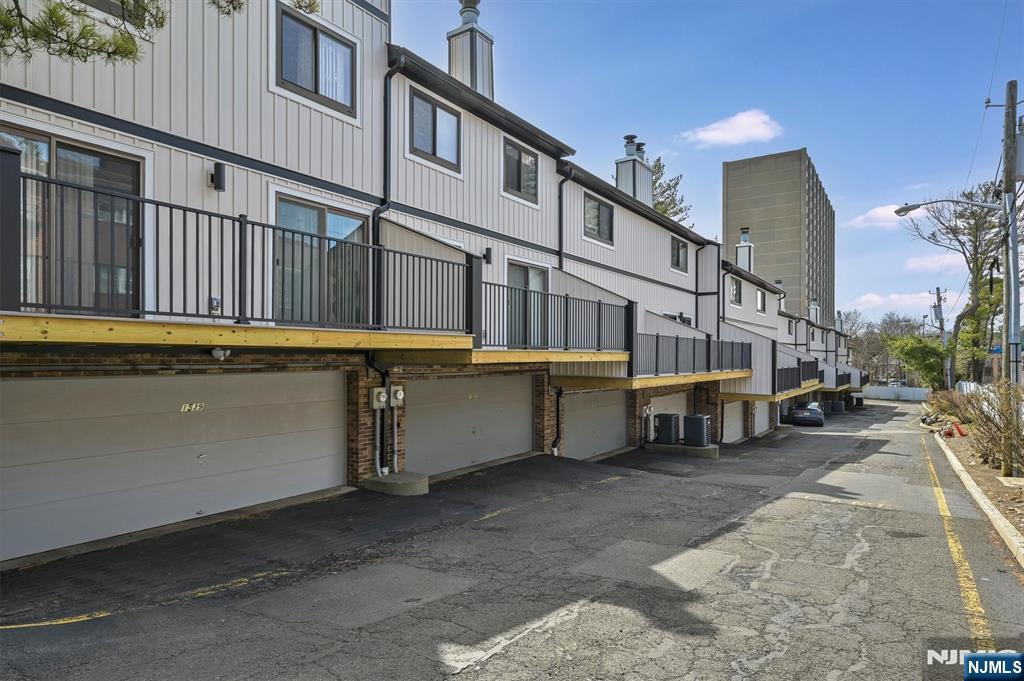 1537 John Street 7