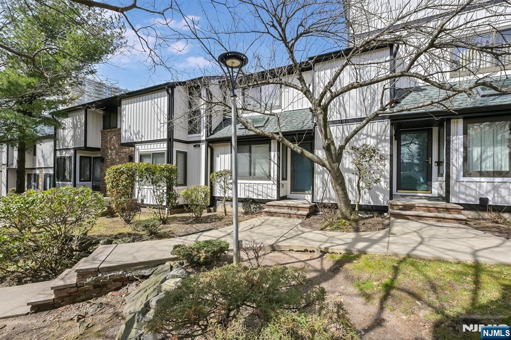 1537 John Street 7