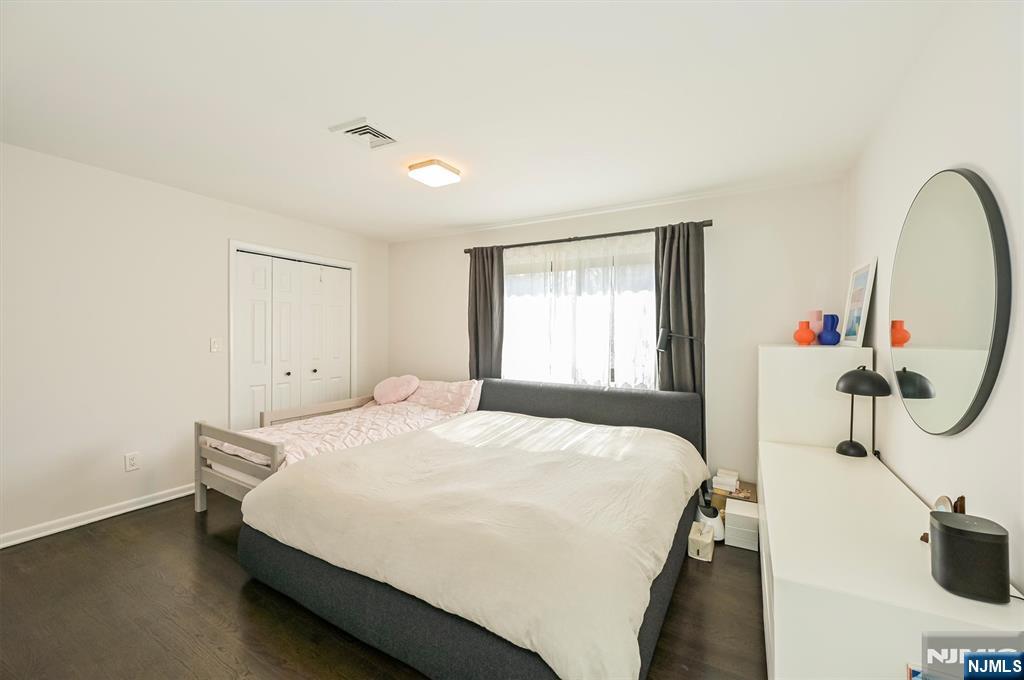 1537 John Street 7