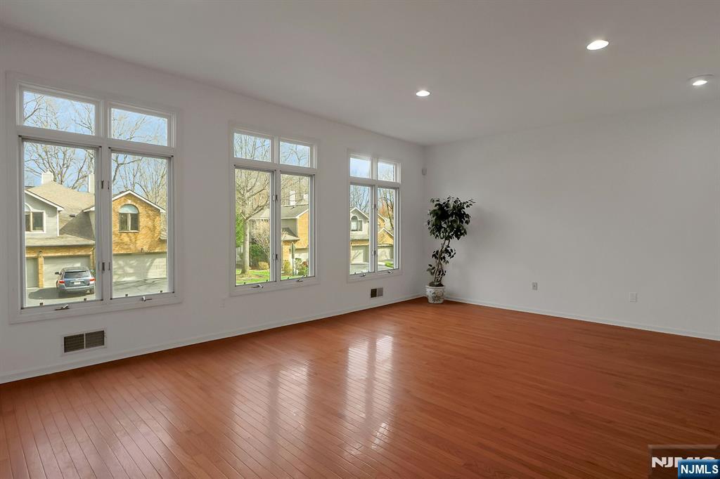 20 Lakeview Drive