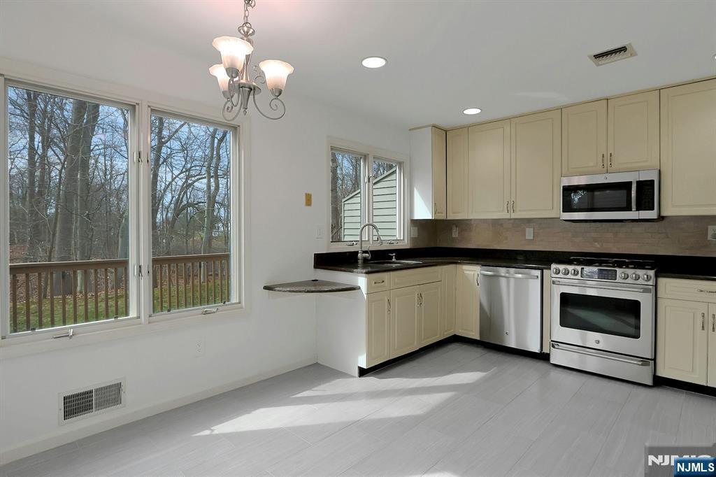 20 Lakeview Drive