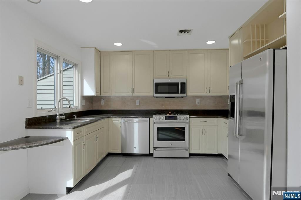 20 Lakeview Drive
