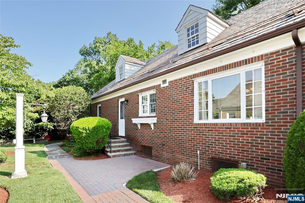 10 Glenwood Avenue