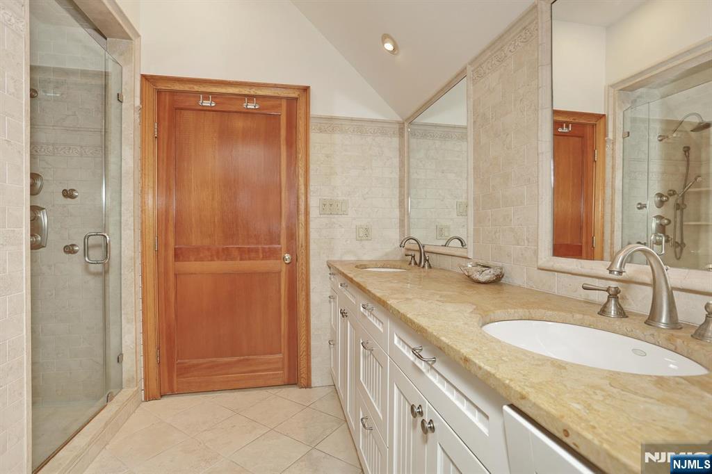 8 Le Roy Place