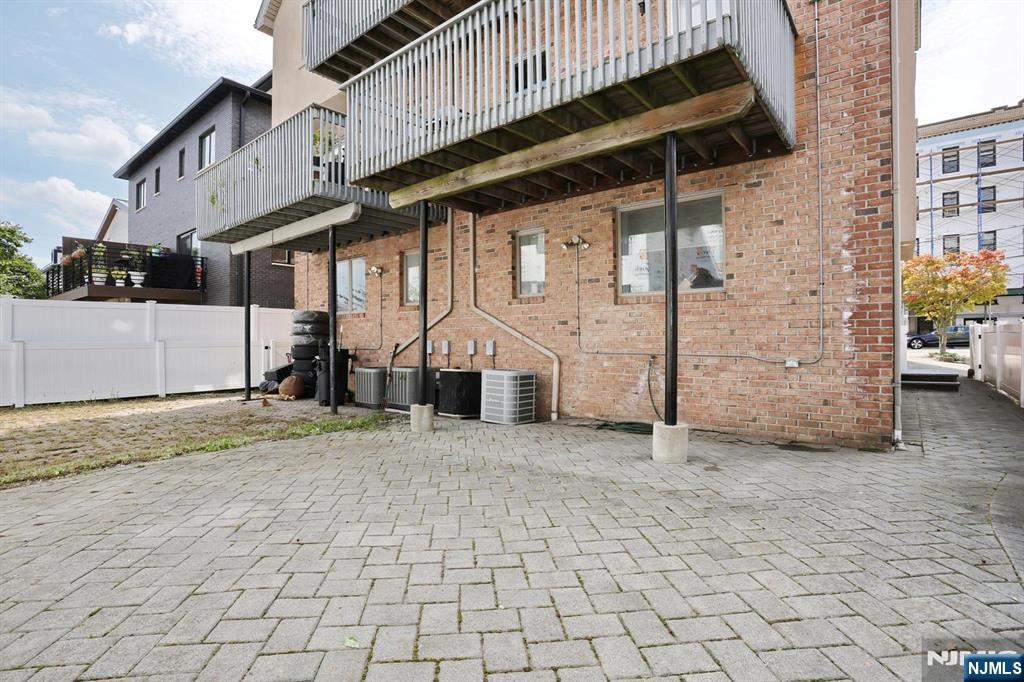 27 Lawton Avenue C0027