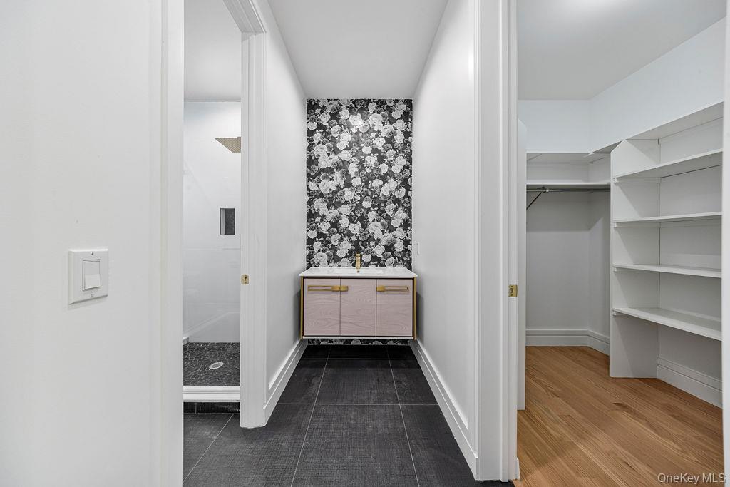 40 Singer Avenue Unit: 201